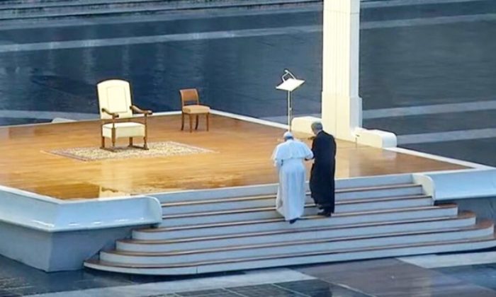 Papa Francis boş meydanda tek başına dua etti!.