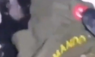 Abdullah Ağar paylaştı! Bir göçmenin üstündeki Türk bayraklı üniformaya alçak saldırı… (video haber)