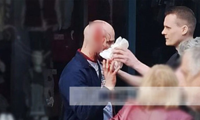 Suriyelileri dövmek için Yunanistan sınırına gelen Alman Neo Nazi dazlaklarına meydan dayağı!.
