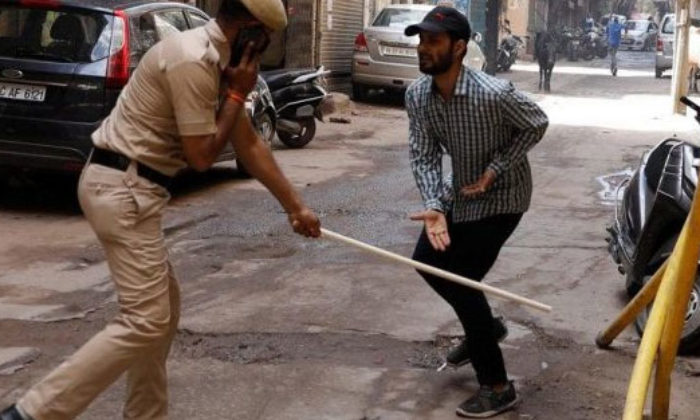 Sokağa çıkma yasağına uymayanlara sopalı uyarı!. (Tıkla İzle)