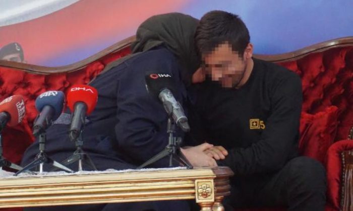 Annesine sarılınca ağladı! İkna edilerek teslim olan terörist, ailesine kavuştu!.