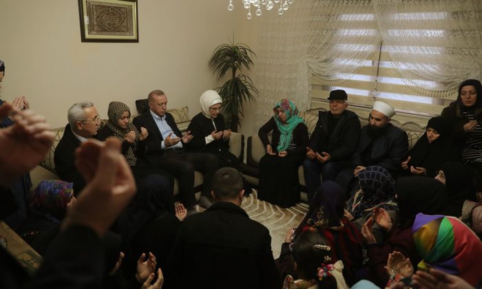 Başkan Erdoğan İdlib şehidinin evine taziye ziyaretinde bulundu..