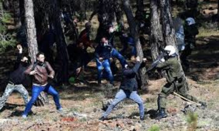 Yunan askeri mültecilere böyle mermi yağdırdı!. (video haber)