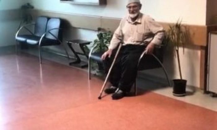 Koronavirüsten karantinaya alınan yaşlı amca etrafa üfleyerek “Hepinizi Öldüreceğim” diye tehditler savurdu!. (Tıkla İzle)