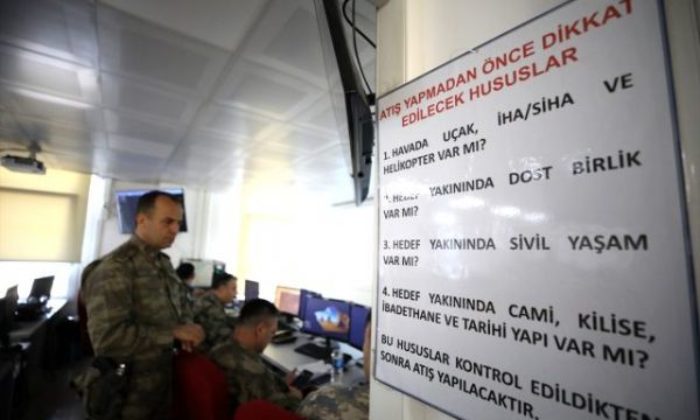 Bahar Kalkanı Harekatı komuta karargahındaki dikkat çeken uyası yazısı!.