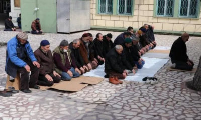 Tüm uyarılara rağmen cami avlusunda cemaat oldular!.
