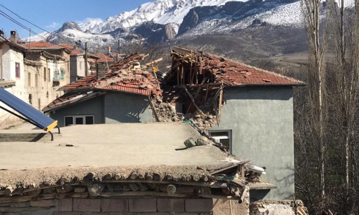 Konya’da fırtına nedeniyle evin üzerine minare devrildi!.