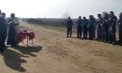 Sınırdaki Yunan polisleri papazlar tarafından kutsandı!.