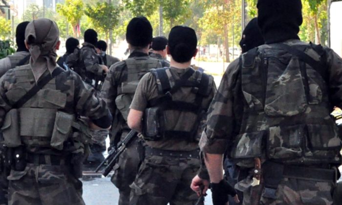 Özel Harekat polisleri Yunanistan sınırına doğru yola çıktı..