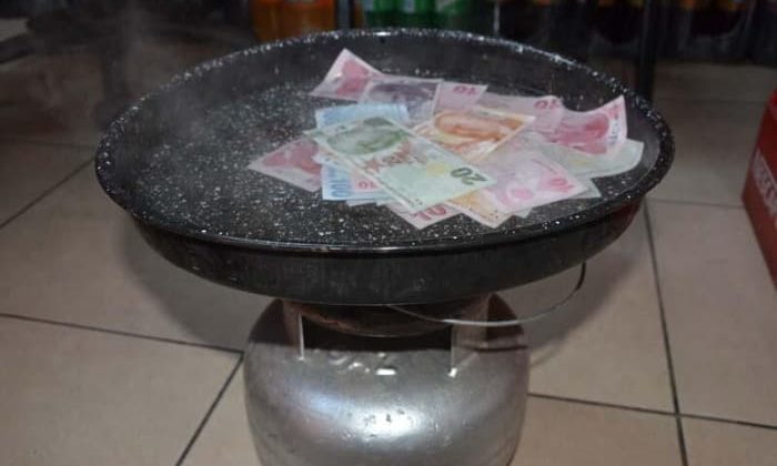 Koronavirüse karşı paraları 100 derecede kaynatıyorlar!.