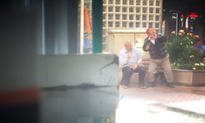 Yasağa uymayan 65 yaş üstü vatandaşların üzerine su balonları attılar!. (video haber)