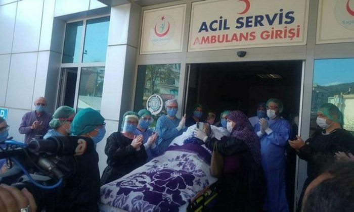 92 yaşında ki covid hastası Bahriye nine alkışlarla taburcu oldu!. (video haber)