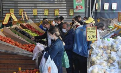 Uyarılar işe yaramıyor! İzmirliler sosyal mesafe kuralını yine hiçe saydı!.