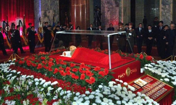 Kafa karıştıran fotoğraf! Kim Jong-Un tabutta…