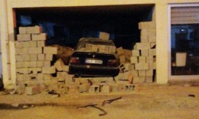 Hatay’da kaza! Otomobil duvardan içeri girdi!.