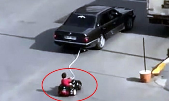 Akülü araçtaki çocuğunu otomobille çeken baba yakalandı!.(Tıkla İzle)