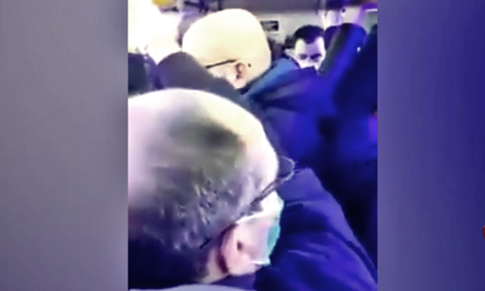 İstanbul’da minibüsçüler sosyal mesafe kuralını hiçe sayıyor!.