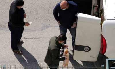 Sokağa çıkma yasağında ilk gün.. Vatandaşlara ekmek dağıtımına başlandı..