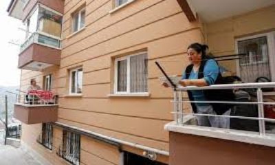 Koronavirüsün ayıramadığı komşular balkonlardan isim-şehir oynadı!.