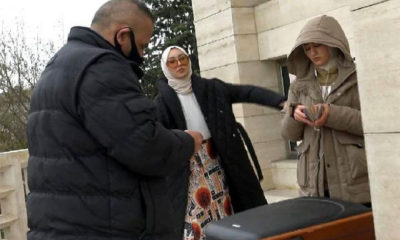 Camii avlusunda İnstagram fenomeni olmak için video çeken sözde türbanlı kavaşeleri görenler şok oldu!.