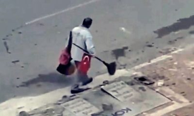 Yolda bulduğu Türk bayrağını süpürgesinin sapına takan temizlik işçisi ödüllendirildi!.