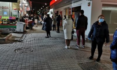 Sokağa çıkma yasağının ardından marketlere akın ettiler!.