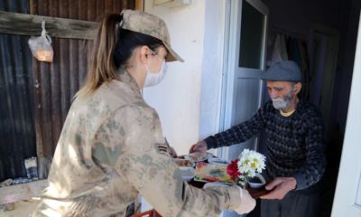 Tunceli’de jandarma ve polis, evlerinden çıkamayan yaşlılara kahvaltı dağıttı!.