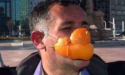 “Vitamini kabuğunda” dedi, portakal kabuğundan yaptığı maskeyle Taksim’de türkü söyledi!.