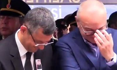 CHP’li Özgür Özel’in şehit cenazesinde ki o görüntüsü sosyal medyada yine gündem oldu!. (video haber)