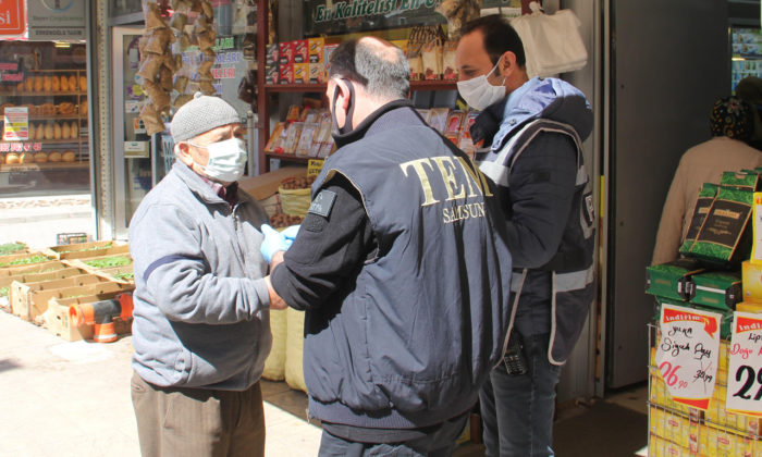Sokakta yakalanınca polise “60’ı azıcık geçtim” diyen dede bakın kaç yaşında çıktı!.