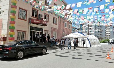 HDP’li vekiller makam aracıyla gelince evlat nöbetinde ki aileler çileden çıktı!.