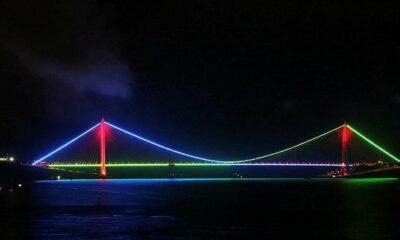 İstanbul’un köprüleri, Azerbaycan bayrağı renklerine büründü!.