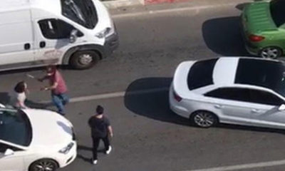 Trafikte tartıştığı kadınları sopayla dövdü!.