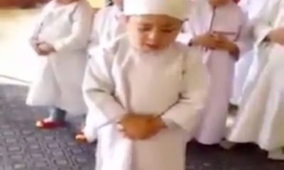 Namaz kılmayı öğrenen çocuklar sosyal medyada trend oldu!. (video haber)