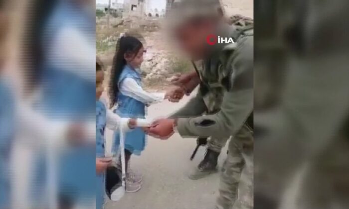 Mehmetçik’ten İdlib’li çocuklara bayram harçlığı…