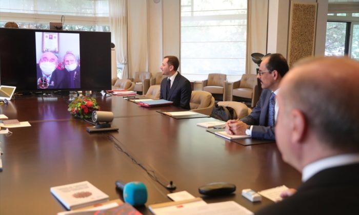 Cumhurbaşkanı Erdoğan, yardım yapılan ailelerle görüştü!.