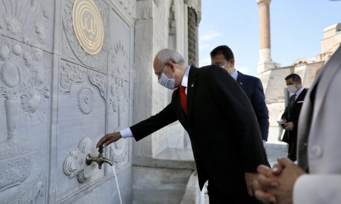 Kılıçdaroğlu ile İmamoğlu’nun tarihi yarımada turu! 3. Ahmet Çeşmesi’nden onların sayesinde su akmaya başlamış!.