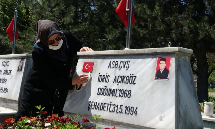 Yasak kalkınca şehit oğlunu görmeye gitti!.