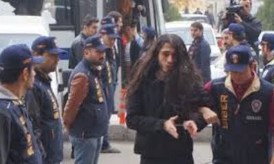 Kameralar karşısında artistlik yapmaya kalkan Taylan Kulaçoğlu itine polisler haddini fena bildirdi!. (Video Haber)