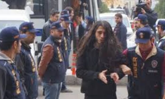 Kameralar karşısında artistlik yapmaya kalkan Taylan Kulaçoğlu itine polisler haddini fena bildirdi!. (Video Haber)