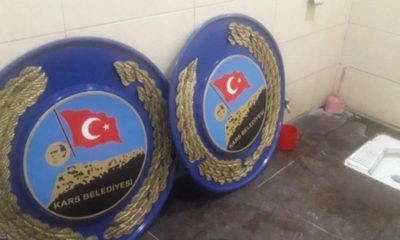 HDP’li Kars Belediyesi’nden skandal! Üzerinde Türk Bayrağı ve Atatürk resmi olan tabloları tuvalete koydular!.