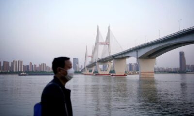 Wuhan’da maskeyle koşan adamın akciğeri patladı!.