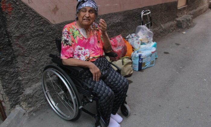 Adana’da dram! 75 yaşında ki hasta annelerini sokağa attılar!.