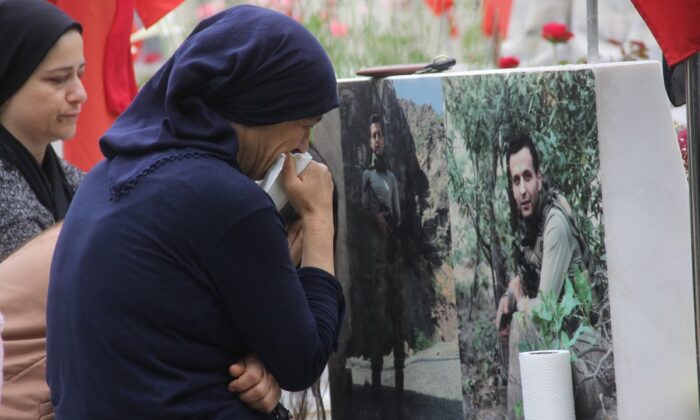 En hüzünlü bayram! Adana’da şehit aileleri yürekleri sızlattı!.