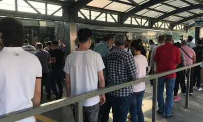 İstanbul’da metrobüs duraklarında sosyal mesafe hiçe sayılıyor!.