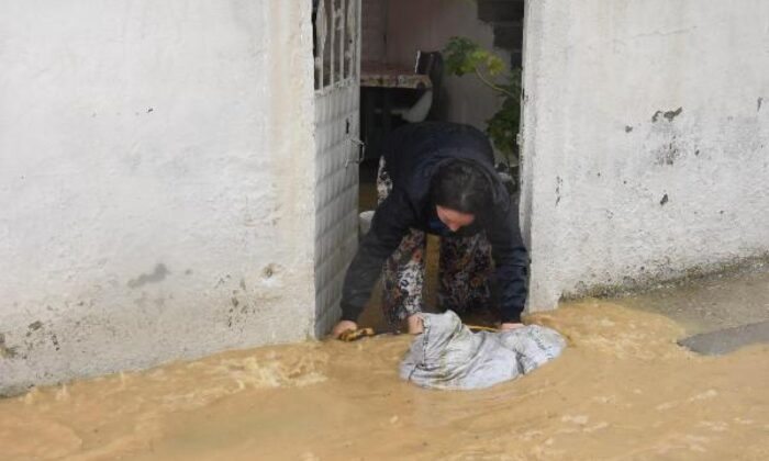 İzmir buna alışkın! Sağanak sonrası ev ve iş yerlerini su bastı!.