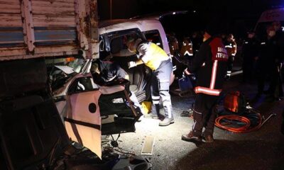 Ankara’da gece yarısı feci kaza! Kontrolden çıkan araç kamyona saplandı!.