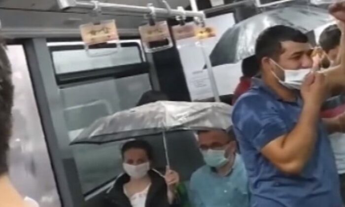 İstanbul’da her şey pek güzel olmuşa benzemiyor! Metrobüste tavandan akan suya karşı şemsiye açtılar!.