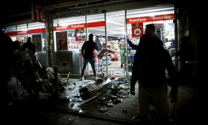 Stuttgart’ta sokaklar savaş alanı.. Almanya’da yağmalar artıyor!.