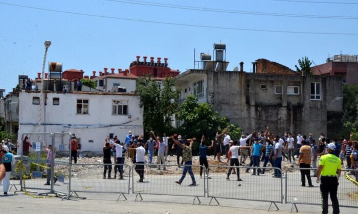Karantina uzatılınca, mahalleli polisi taşladı!.